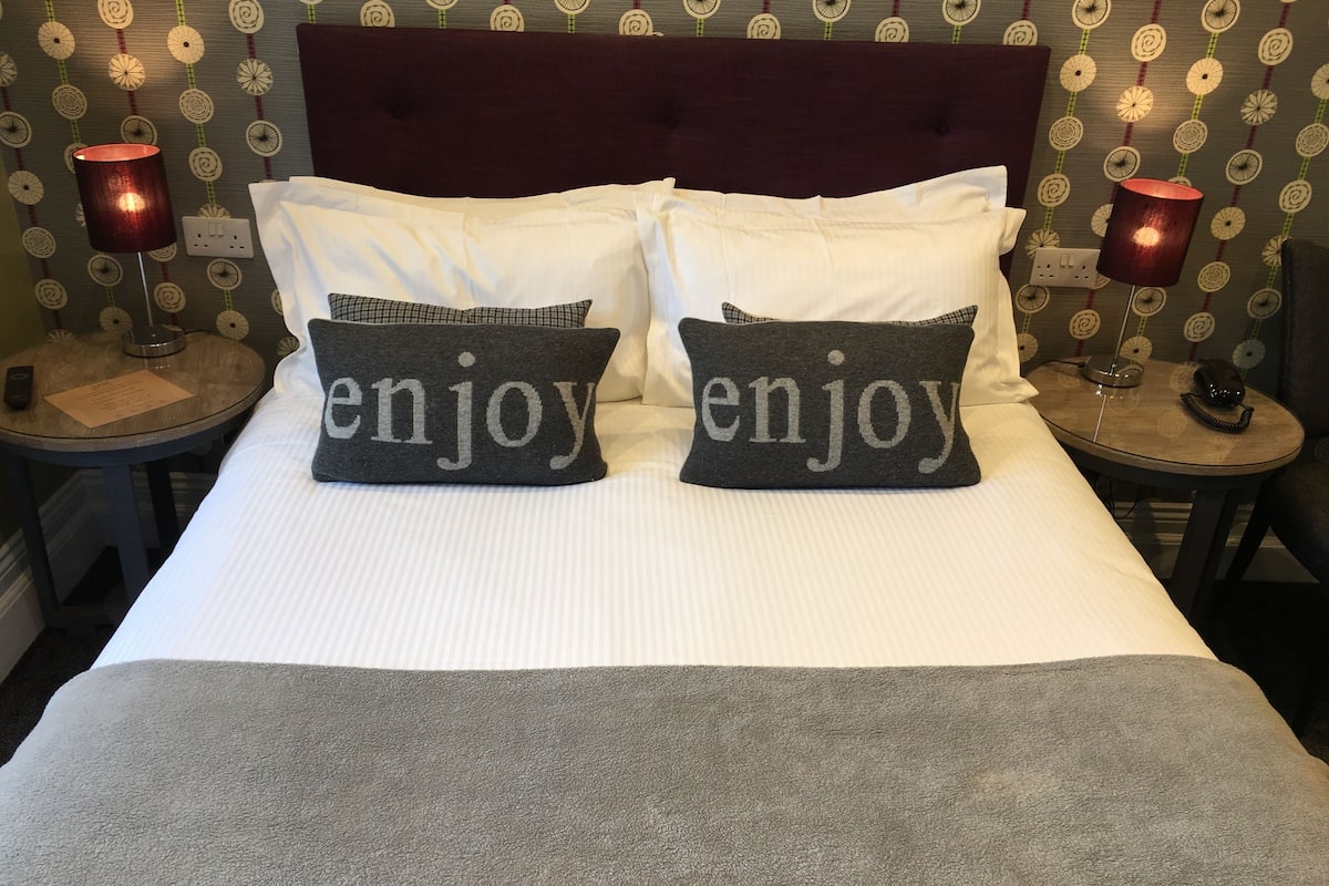 Small Premium Comfy (Room 5) | Desk, iron/ironing board, free WiFi, bed sheets