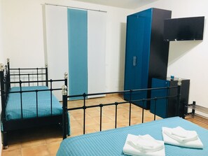 Quarto triplo clássico | Roupas de cama premium, cofres nos quartos, escrivaninha