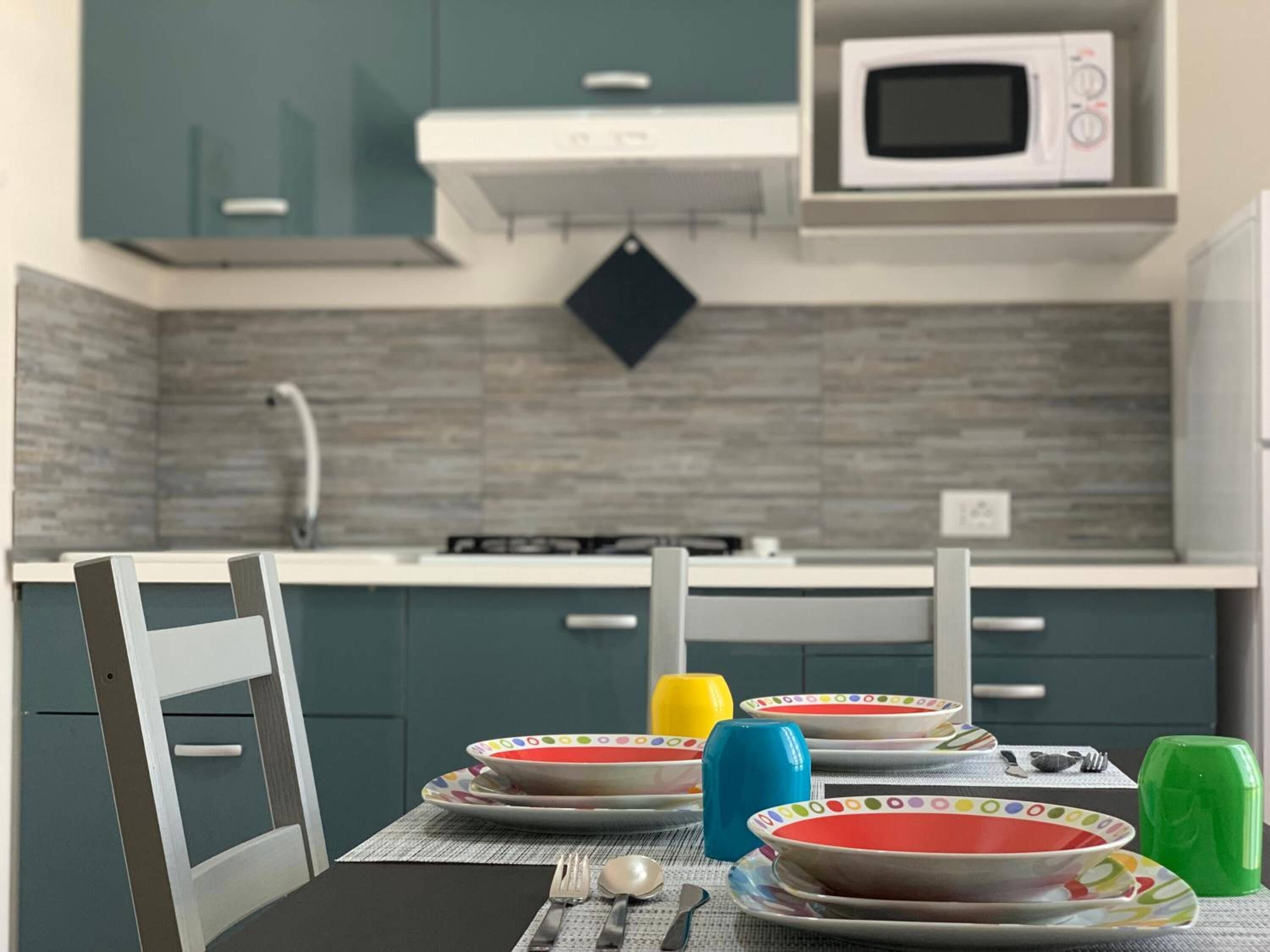 Réfrigérateur, micro-ondes, lave-vaisselle, cafetière/bouilloire