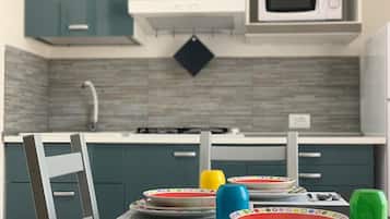 Réfrigérateur, micro-ondes, lave-vaisselle, cafetiÚre/bouilloire