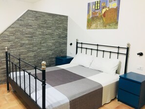 Familienzimmer | Hochwertige Bettwaren, Zimmersafe, Schreibtisch, Verdunkelungsvorhänge