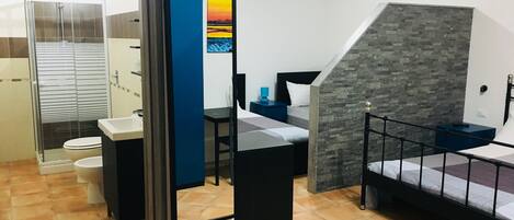 Habitación familiar | Ropa de cama de alta calidad y caja de seguridad en la habitación