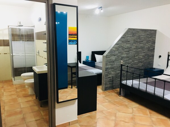 Quarto família | Roupas de cama premium, cofres nos quartos, escrivaninha
