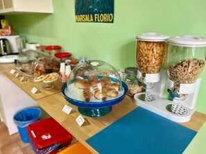A buffet setup with various food items and containers. - B&B Tramonti d'aMare (Marsala)