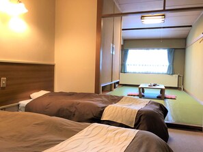 In-room safe, desk, blackout curtains, iron/ironing board - Hotel Sunny Shiga (Yamanouchi)