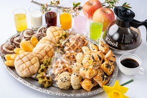 A breakfast platter with pastries, fruits, and beverages. - Hotel Sunny Shiga (Yamanouchi)