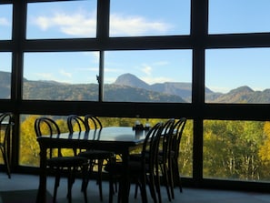 Chambre Tradition, salle de bains commune | Restaurant