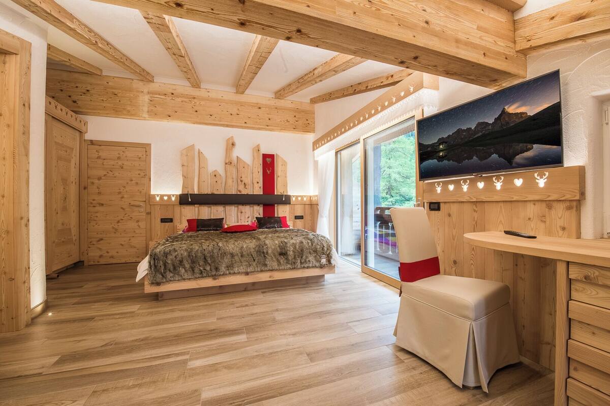 Junior Room | Premium bedding, down comforters, pillowtop beds, minibar