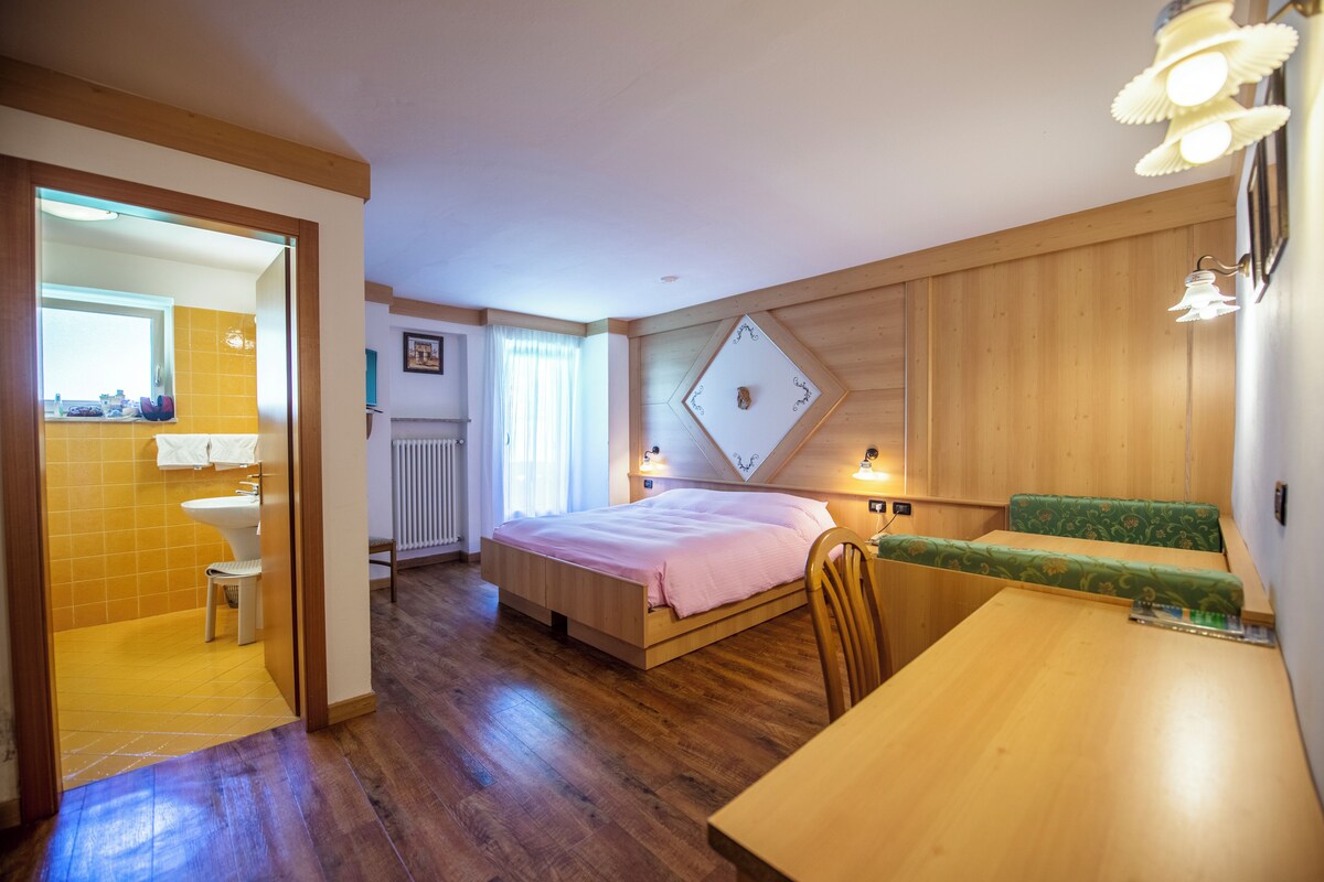 Habitación doble superior | Ropa de cama de alta calidad y edredones de plumas