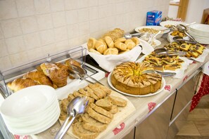 Free buffet breakfast - Hotel Chalet Pineta (Canazei)