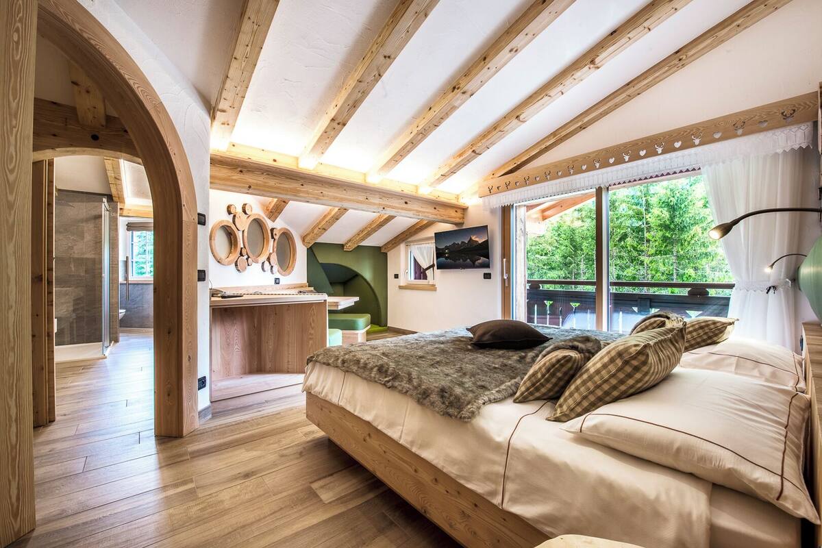 Deluxe Double Room, Mountain View | Premium bedding, down comforters, pillowtop beds, minibar