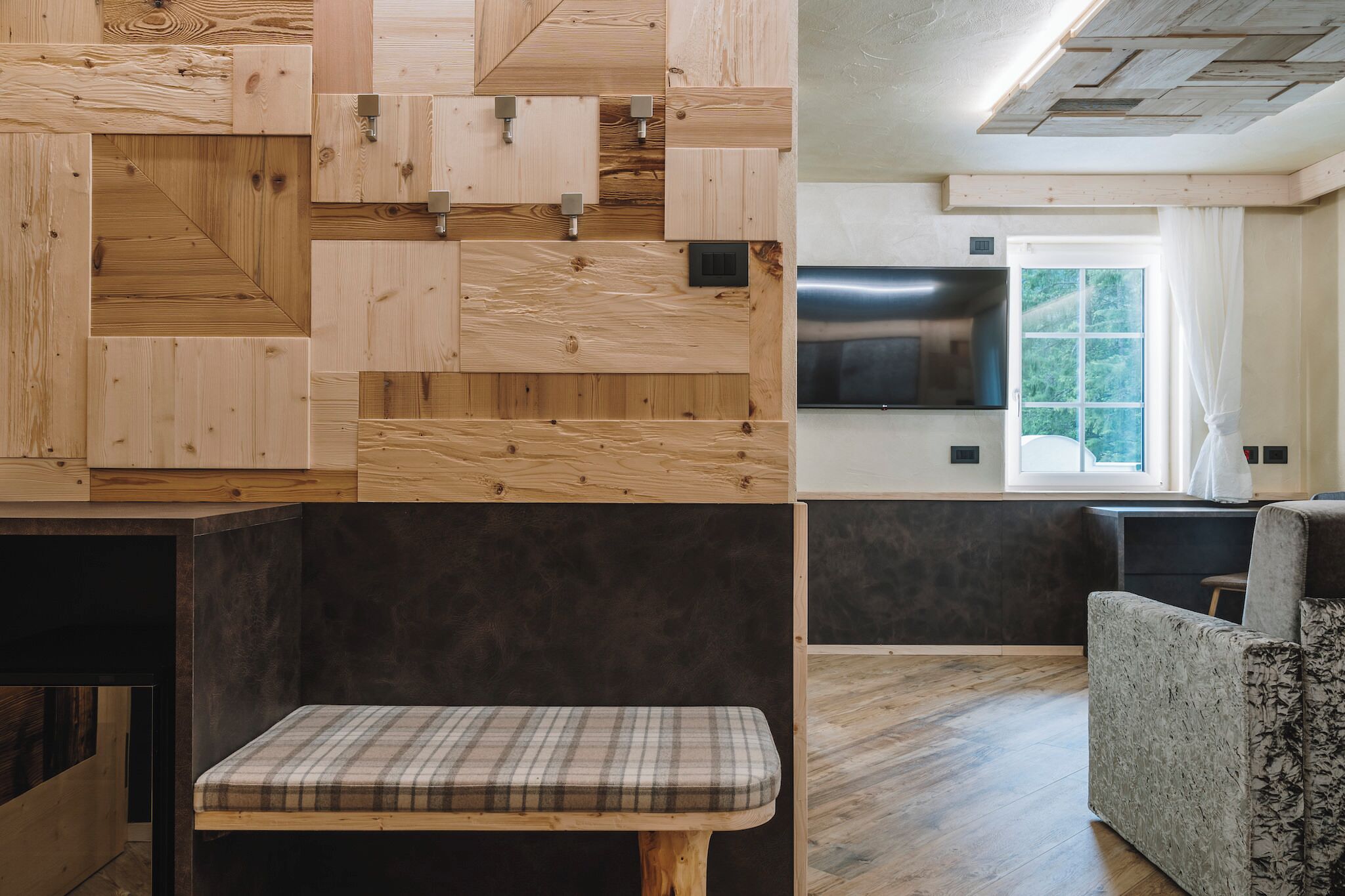 Une cuisine moderne avec des meubles en bois et une cuisinière intégrée.