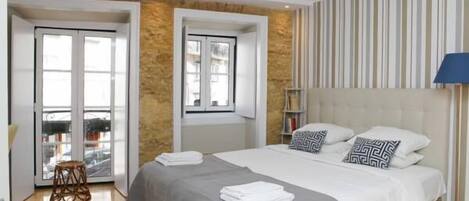 Habitación con 1 cama matrimonial o 2 individuales, vista al jardín | Caja de seguridad en la habitación y escritorio