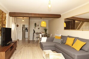 Apartamento, 1 habitación | Sala de estar | Una televisión de pantalla plana