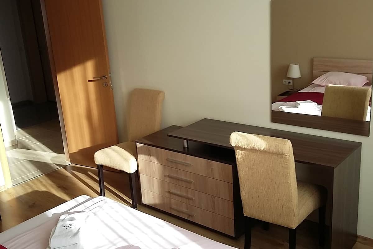 1 dormitorio, minibar, escritorio y sistema de insonorización