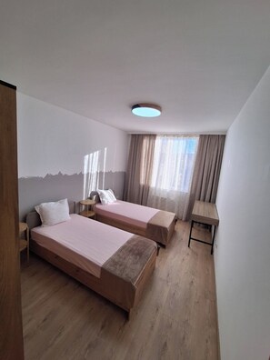 Suite familiar, varias camas, vista a la ciudad | 1 habitación, minibar, escritorio y insonorización