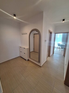 Departamento superior, varias camas, vista al parque | Área de sala de estar | Televisión de pantalla plana