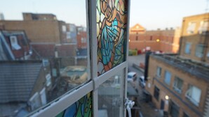 Una ventana de vitral con un diseño colorido.