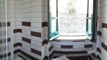 Doccia, set di cortesia gratuito, asciugacapelli, bidet