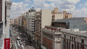 A hotel with a classical facade, multiple floors, and a prominent dome. - Hostal El Carmen (Madrid)