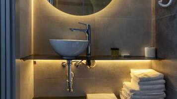 Shower, free toiletries, towels