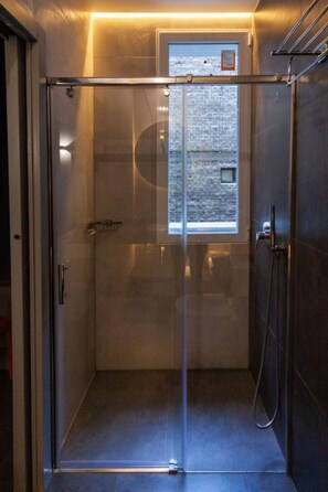 Bathroom shower - Hostal El Carmen (Madrid)