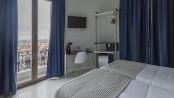 Double Room, 2 Single Beds | Minibar, in-room safe, soundproofing, free WiFi