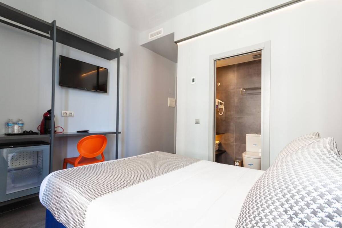 Minibar, in-room safe, soundproofing, WiFi (free)