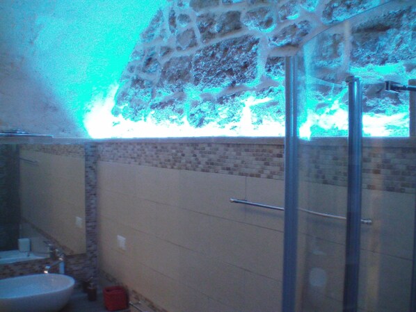 Deluxe Apartment, 1 Bedroom, Non Smoking | Bathroom | Shower, free toiletries, hair dryer, bidet - B&B La Grotta (Mesagne)