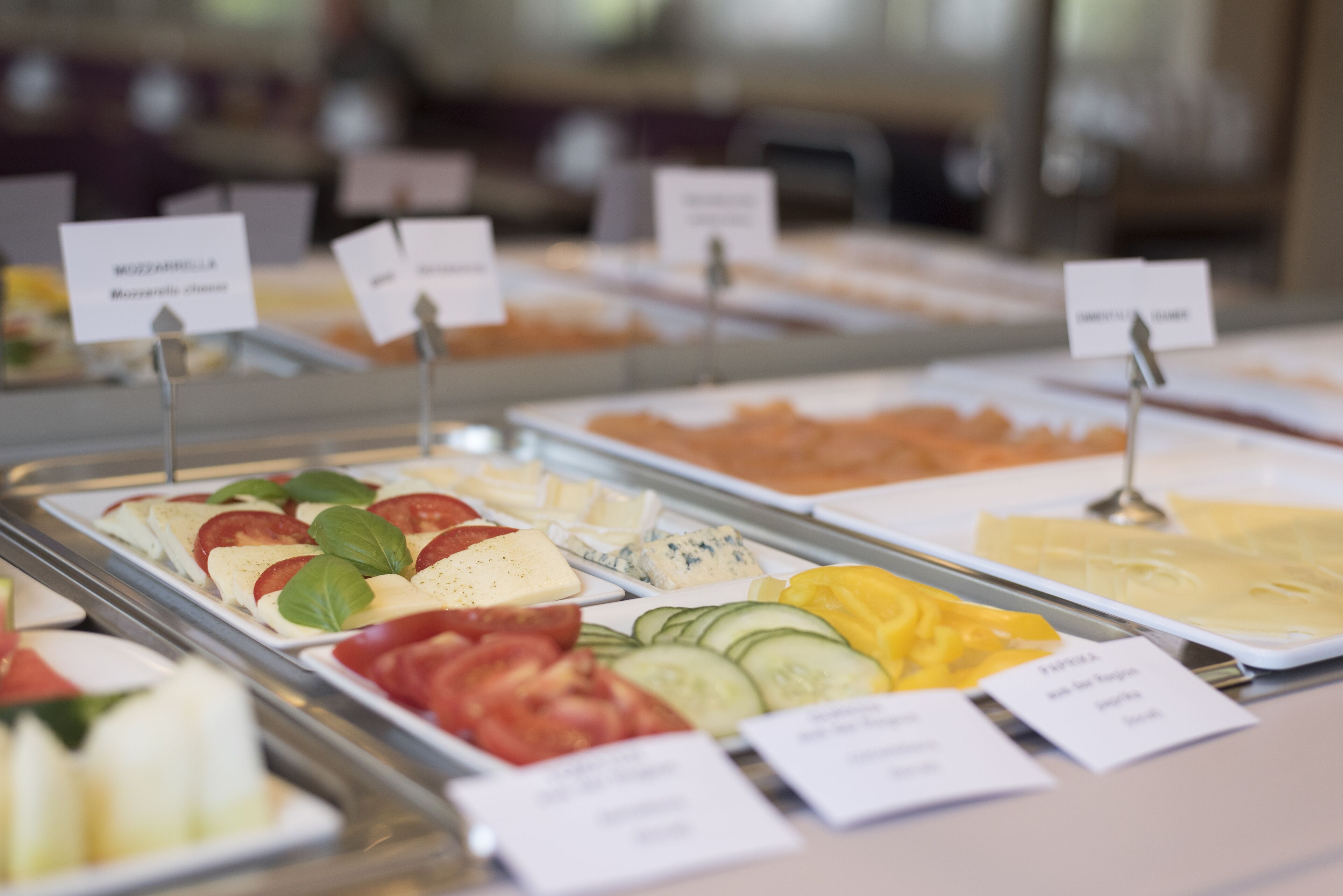 Un bufé con diversos alimentos y etiquetas.