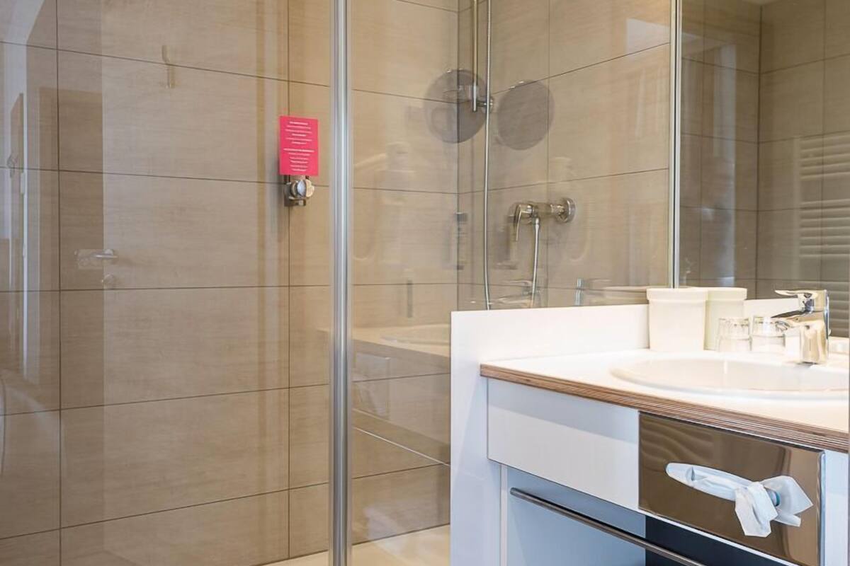 shower, free toiletries, hair dryer, towels