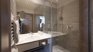 Dusche, kostenlose Toilettenartikel, Haartrockner, Handtücher
