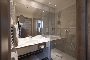 Ducha, artículos de tocador gratuitos, secador de pelo, toallas