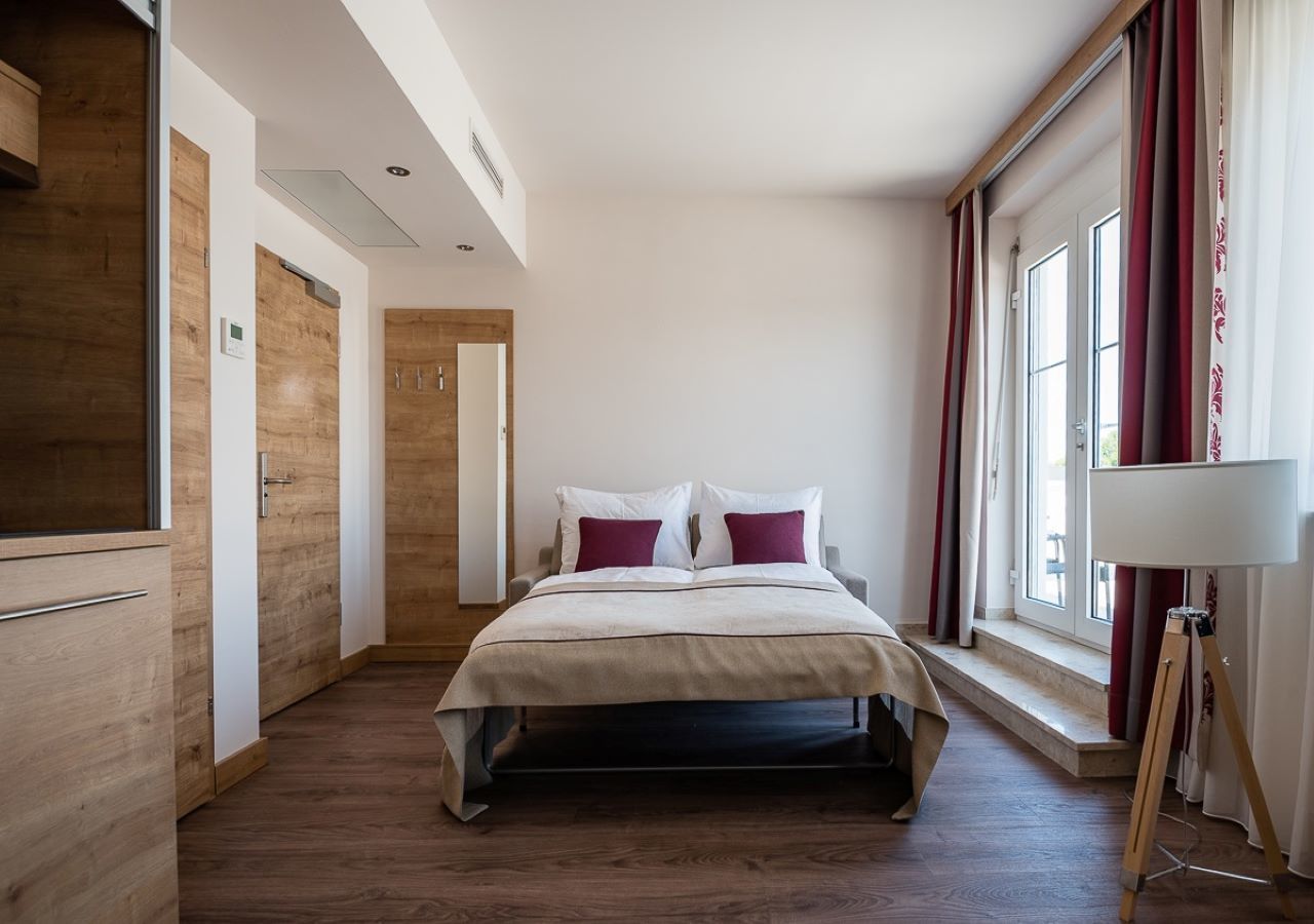 max70 apartment | 1 bedroom, premium bedding, in-room safe, desk