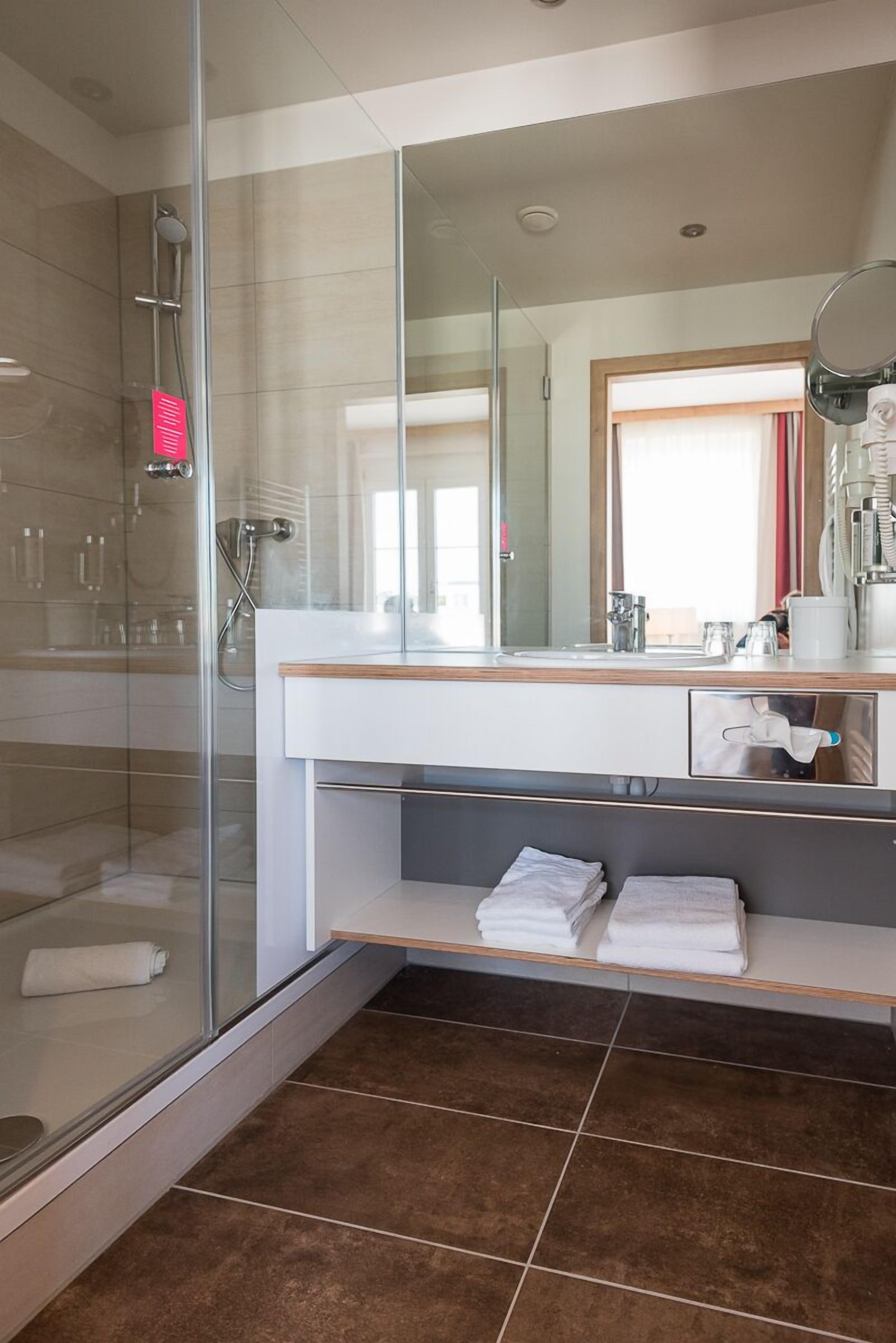 max70 apartment | bathroom | shower, free toiletries, hair dryer, towels