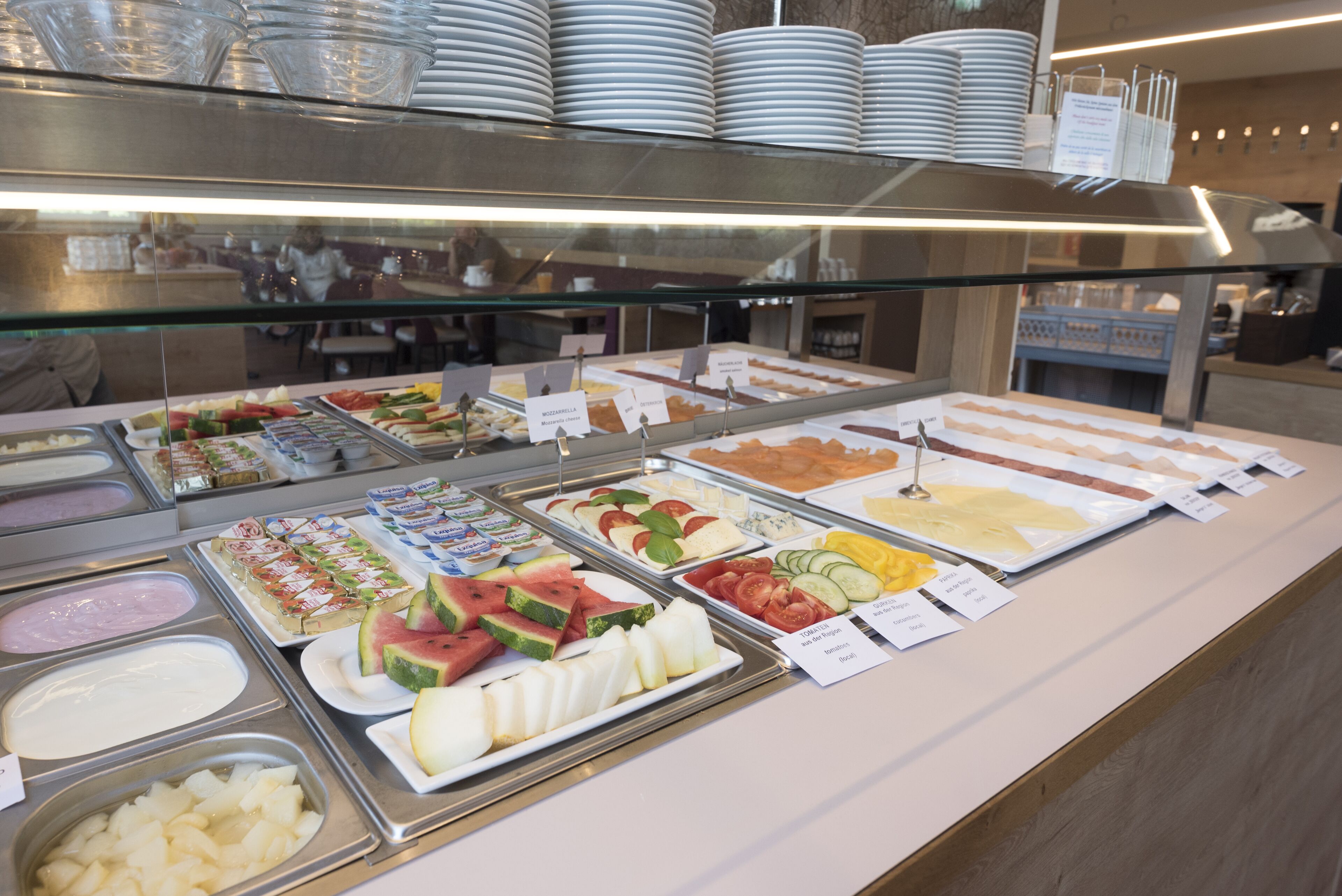 Un bufé con distintos alimentos y etiquetas.