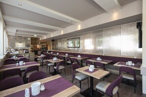 อาหารเช้าแบบบุฟเฟ่ต์ทุกวัน (EUR 15.00 ต่อคน)