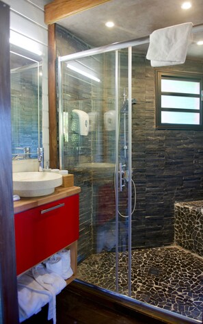 Comfort Studio, 1 Bedroom, Non Smoking, Hot Tub | Bathroom | Shower, rainfall showerhead, free toiletries, hair dryer
