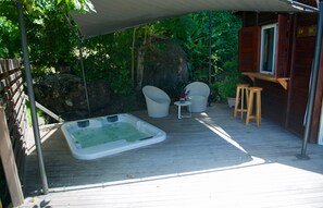 Bungalow romantique, 1 grand lit, non-fumeur, baignoire Ă remous | Terrasse/patio