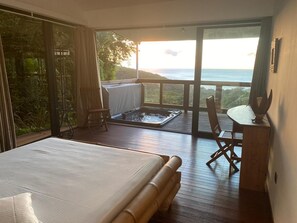 Ropa de cama de alta calidad, muebles diferentes y cortinas blackout