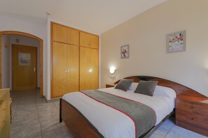 Double Room | Down comforters, desk, free WiFi, bed sheets - Hostal Montserrat (Montseny)