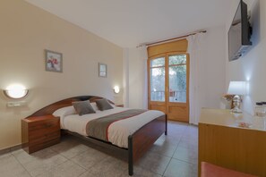 Double Room | Down comforters, desk, free WiFi, bed sheets - Hostal Montserrat (Montseny)