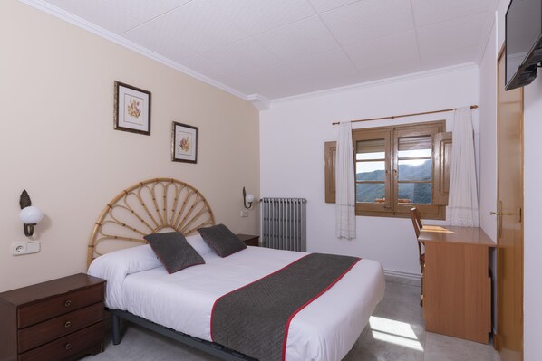 Cubrecamas, escritorio, wifi gratis y ropa de cama