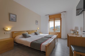 Cubrecamas, escritorio, wifi gratis y ropa de cama