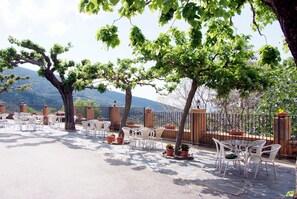Outdoor dining - Hostal Montserrat (Montseny)