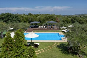 Indoor pool, outdoor pool, pool umbrellas, sun loungers - Villa Privilege Classic & Exclusive (Corfu)