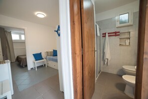 Douche, articles de toilette gratuits, sĂšche-cheveux