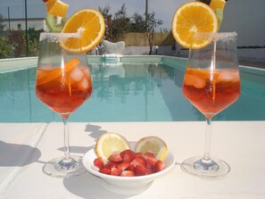 Utomhuspool och solstolar