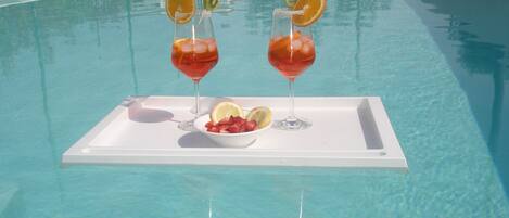 Utomhuspool och solstolar
