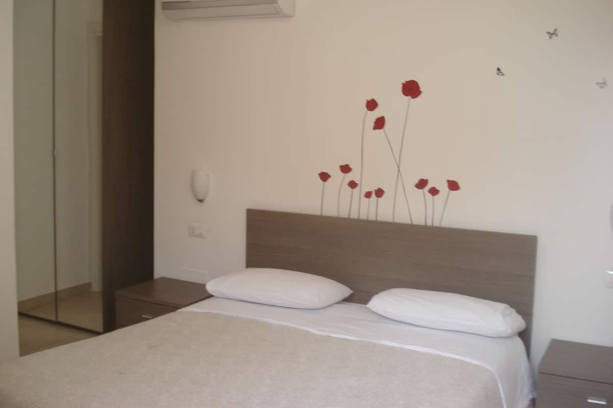 Tabla de planchar con plancha, wifi gratis y ropa de cama